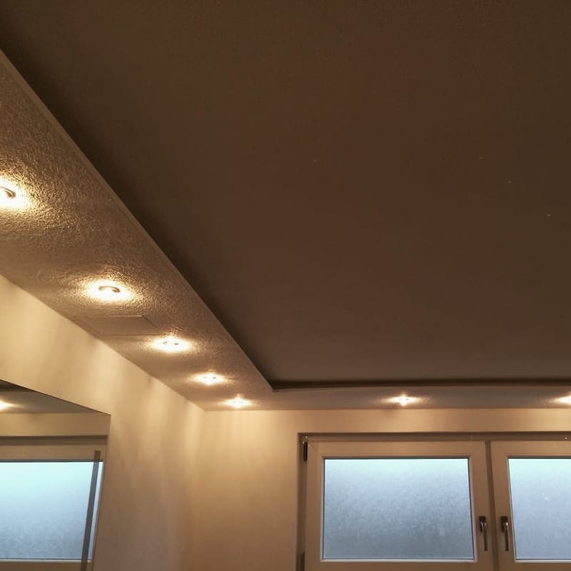 Abgehängte Decke mit umlaufender Lichtvoute und Einbauleuchten