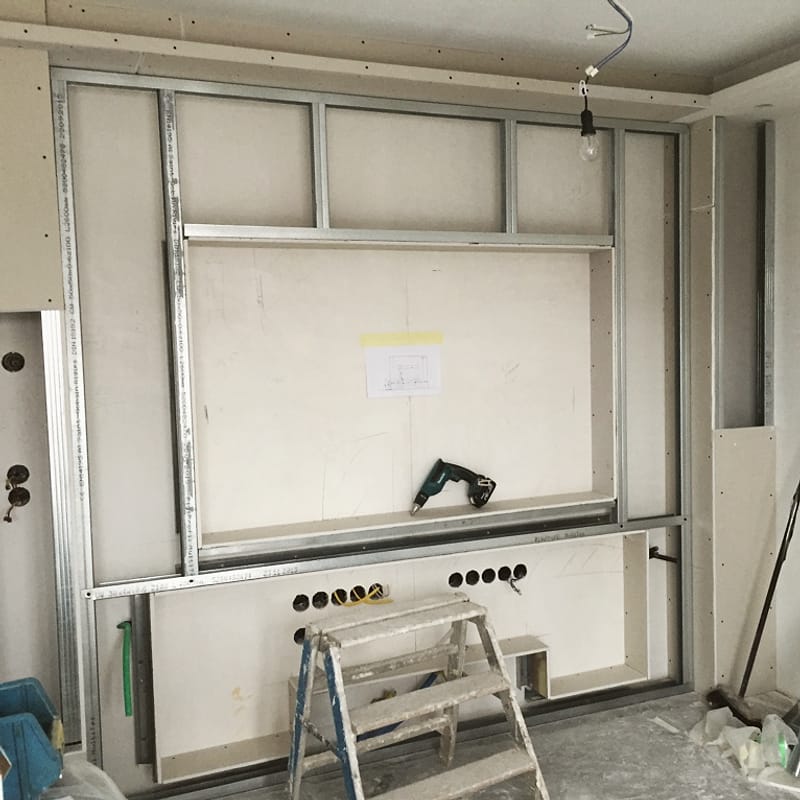 Metallständerwerk für eine Trockenbauwand während der Montage